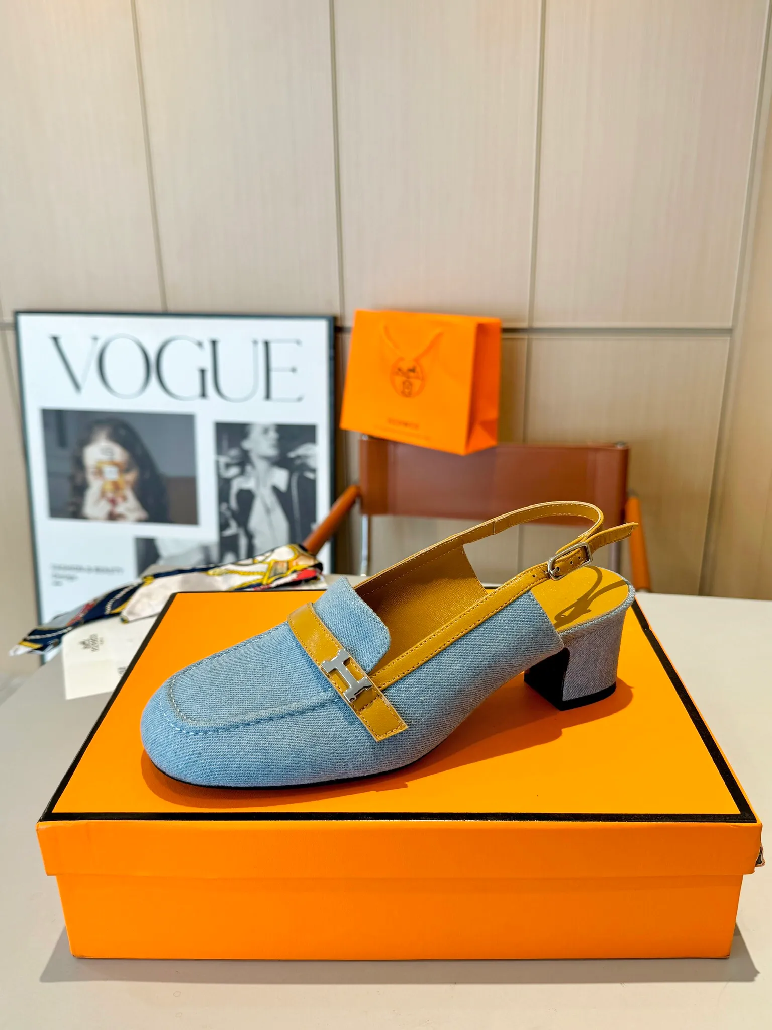 👟👟Ex-factory price 520👟👟 Hermes Groupie square-toe H-buckle mules, half-drag high heels and flat heels; the foot feel at the counter is invincible, groupie Mule shoes are made of h-buckle canvas and calfskin with mini silver Paris shoe buckles and contrasting piping. They are super beautiful in real life. Upper: imported original calfskin/original molded fabric. Lining: sheepskin. Outsole: Italian genuine leather outsole. Original packaging. Heel height: 5cm and 2 types of flat heel. Size: 35-41 (customized in size 42). Color: 6 colors.